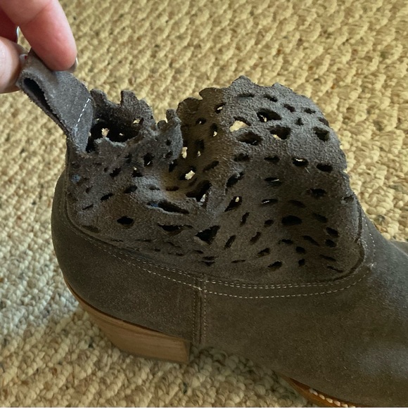 FRYE Women’s Victoria Cut Short Elephant Soft Oiled Suede Boots, size 8.5 - Picture 3 of 16